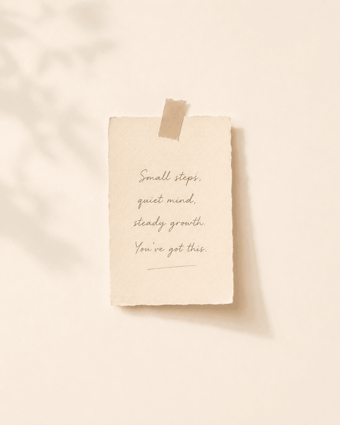 벽에 붙은 손글씨 메모: Small steps, quiet mind, steady growth.